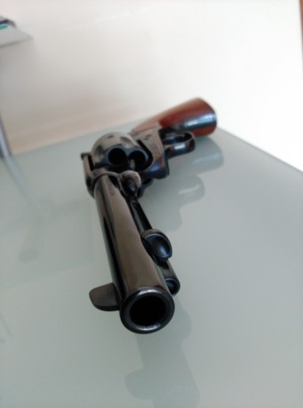 Por no usar y por no ser lo mío las armas cortas, vendo mi  Uberti Cattleman en 45 long colt, con cañón 00