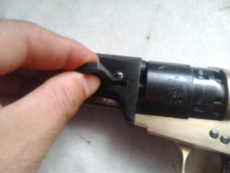 hola conpañeros,ayer me puse a desarmar un revolver san marcos cal 44.presente en las fotos y no ay manera 00