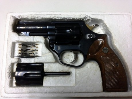 Buenas, 

Vendo este revolver Astra Police de 3 pulgadas, calibre 357 magnum,  que como sabeís tambien 02
