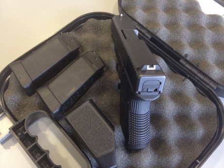 Vendo Glock 30 (subcompacta calibre 45 Auto) en perfecto estado.
Apenas ha disparado y no tiene ni la 02