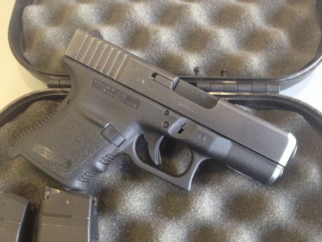 Vendo Glock 30 (subcompacta calibre 45 Auto) en perfecto estado.
Apenas ha disparado y no tiene ni la 01