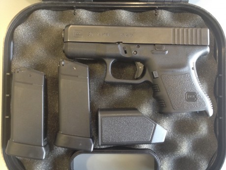 Vendo Glock 30 (subcompacta calibre 45 Auto) en perfecto estado.
Apenas ha disparado y no tiene ni la 00