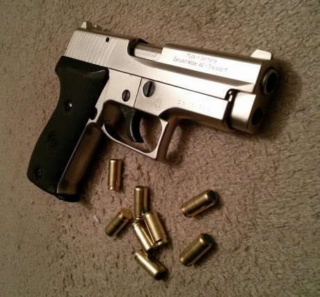   Hola chicos.

Pongo a la venta esta preciosa pistola detonadora/fogueo alemana clásica, modelo descatalogado 20