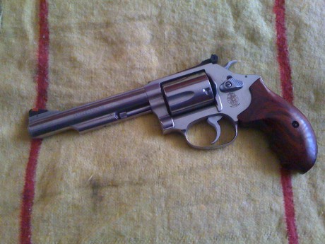 Vendo revolver S&W Modelo 60-18 cal 357 Magnun, o 38 WC, con tambor de 5, cachas originales de madera 02