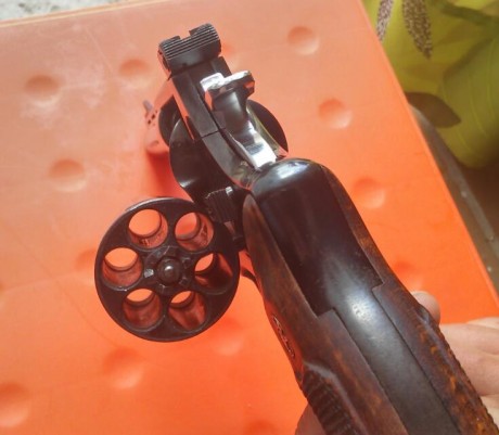 Vendo revolver llama del calibre 44 magnum. Esta en perfecto estado. Seria de seis pulgadas. Esta guiado 01