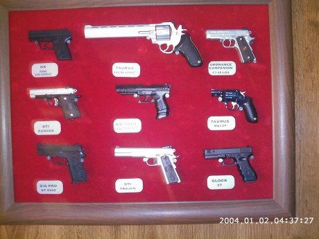 se venden miniaturas de pistolas, con mucho detalle, incluso funciona el percutor y martillo, con cinco 30