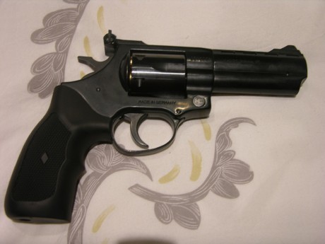 Pongo a la venta uno de mis BULL.
Es un gran revólver, calibre BAC.38/.22; 6 cartuchos en tambor, 4 pulgadas 00