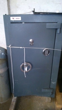 Hola ,vendo armero grado V especial para armerías o para negociol pesa 1100 kg y sus medidas exteriores 01