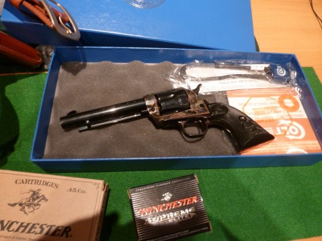Vendo este magnifico Colt Single Action, en 5"1/2 de cañon y en calibre 45 LColt. El arma esta completamente 10
