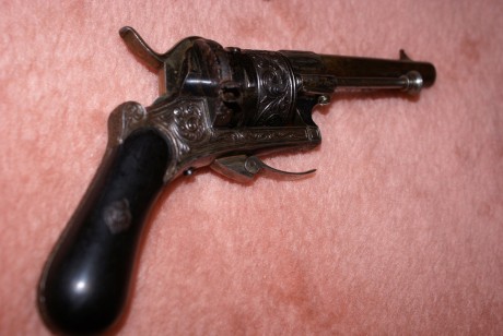 Buenas compañeros, pues rebuscando en las cosas del abuelo nos ha aparecido esta preciosidad.
No tenemos 22