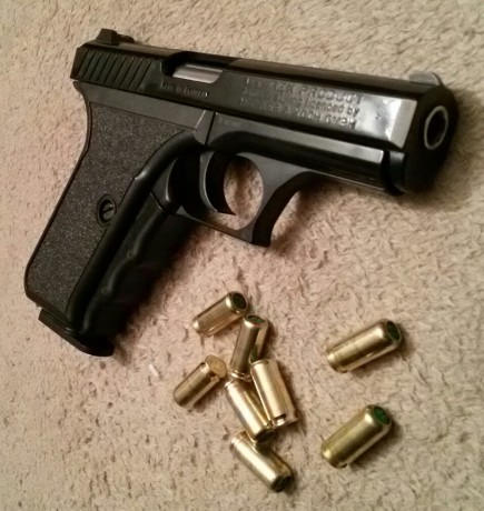   Hola chicos.

Pongo a la venta esta preciosa pistola detonadora/fogueo alemana clásica, modelo descatalogado 111