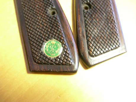 Vendo estas cachas para pistola  CZ-75 .
Son de madera y están hechas de modo artesanal.
Una de ellas 02