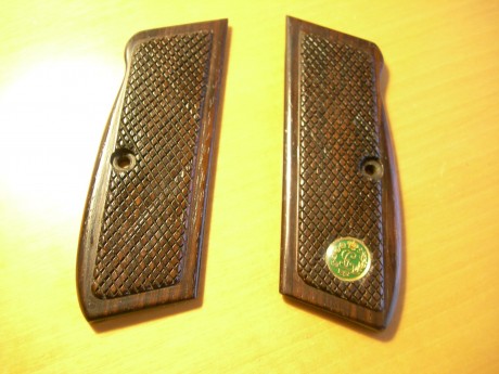 Vendo estas cachas para pistola  CZ-75 .
Son de madera y están hechas de modo artesanal.
Una de ellas 01