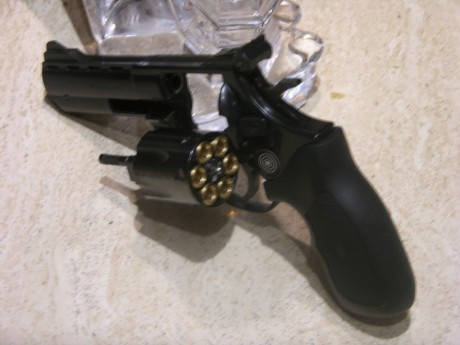 Pongo a la venta otro de mis BULL.
Es un gran revólver, calibre BAC.38/.22; 6 cartuchos en tambor, 4 pulgadas 01