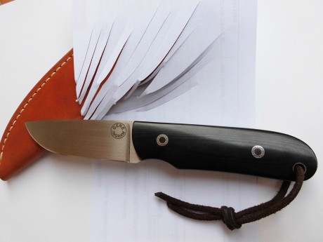 Se vende pequeño cazador de Gene Ingram,con dos fundas y portes incluidos 140,00 euros.

Hoja en acero 02