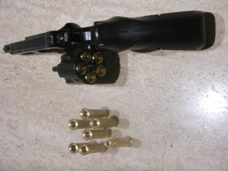 Pongo a la venta un revólver ME38 Magnum Brüniert, calibre 4,5 mm, tambor de 5 recámaras.
Precio del revólver 01