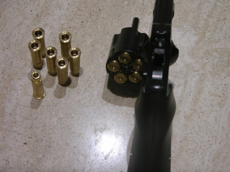 Pongo a la venta un revólver ME38 Magnum Brüniert, calibre 4,5 mm, tambor de 5 recámaras.
Precio del revólver 00