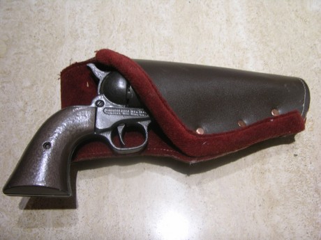 PEACEMAKER 44/.22. Es una versión Armero USA macheteada en Zinc, la pistolera es original para dicho modelo.
Precio 02