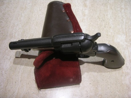 PEACEMAKER 44/.22. Es una versión Armero USA macheteada en Zinc, la pistolera es original para dicho modelo.
Precio 01