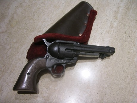 PEACEMAKER 44/.22. Es una versión Armero USA macheteada en Zinc, la pistolera es original para dicho modelo.
Precio 00