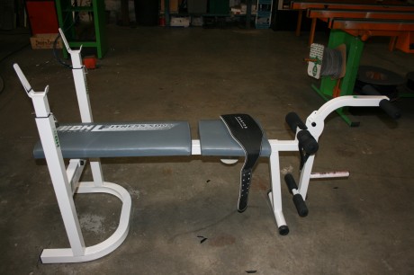 Vendo gimnasio completo, press banca, barra recta de 180, barra z de 110, discos de pesas, con soporte 02
