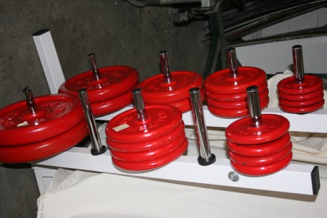 Vendo gimnasio completo, press banca, barra recta de 180, barra z de 110, discos de pesas, con soporte 00