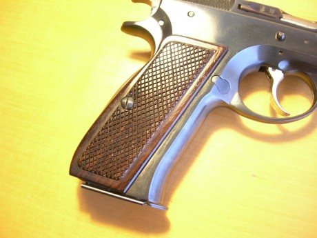 Vendo estas cachas para pistola  CZ-75 .
Son de madera y están hechas de modo artesanal.
Una de ellas 31