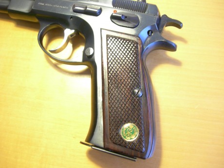 Vendo estas cachas para pistola  CZ-75 .
Son de madera y están hechas de modo artesanal.
Una de ellas 30
