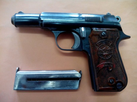 Hola foreros

Un amigo vende una pistola Astra Falcon del calibre 9 corto y un revolver Rossi del calibre 01