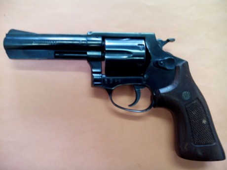 Hola foreros

Un amigo vende una pistola Astra Falcon del calibre 9 corto y un revolver Rossi del calibre 00