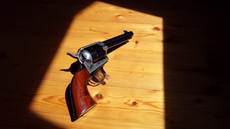 Vendo Revólver Uberti Caterman 45 long colt de 5 pulgadas y media. 

Tan solo ha disparado 12 balas, lo 02