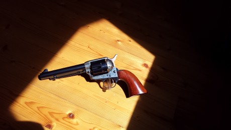 Vendo Revólver Uberti Caterman 45 long colt de 5 pulgadas y media. 

Tan solo ha disparado 12 balas, lo 01
