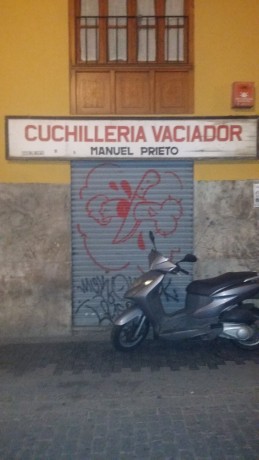 por el barrio del Carmen,a 100 mtrs, de la torres de los Serranos de Valencia,la cuchillería donde a los 00
