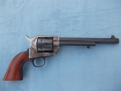 Hola compañeros,

Vendo este revolver Uberti Frontier Marshall  Old Model, cañón de 7,5" en calibre 01