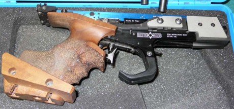 Se vende match guns mg4 calibre 32 s&w, con el maletin original, dos cargadores y muelle real de repuesto, 02