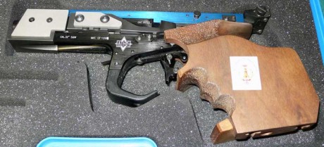 Se vende match guns mg4 calibre 32 s&w, con el maletin original, dos cargadores y muelle real de repuesto, 01
