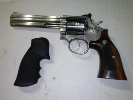 Hola,pongo en venta este S&W 686 de 6" en inox con dos cahas,la original y otra hoge 
calibre 02