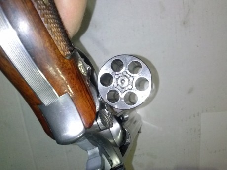 Hola,pongo en venta este S&W 686 de 6" en inox con dos cahas,la original y otra hoge 
calibre 01
