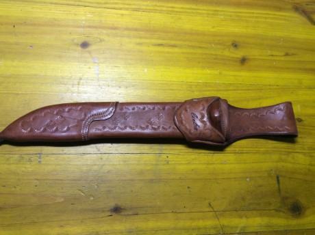 Medidas:
-Largo total......360 mm.
-Funda de la hoja..270 mm.
Para guarda de cuchillos no más anchos de 01