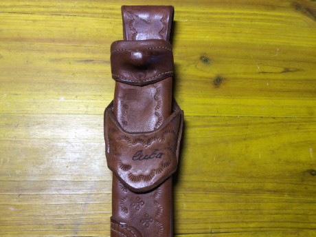 Medidas:
-Largo total......360 mm.
-Funda de la hoja..270 mm.
Para guarda de cuchillos no más anchos de 00