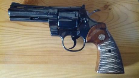 Vendo Colt Python de 4 pulgadas en acabado Royal Blue y pavón al 98%.
Sobra decir que el calibre es .357 40