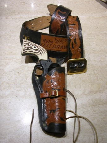  -¡AUTENTICA, GENUINA, PIEZA MUY PERO QUE MUY EXCEPCIONAL; LA PISTOLERA FLOREADA DE CROSMAN HIP-MATE DE 02