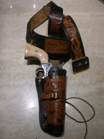  -¡AUTENTICA, GENUINA, PIEZA MUY PERO QUE MUY EXCEPCIONAL; LA PISTOLERA FLOREADA DE CROSMAN HIP-MATE DE 01