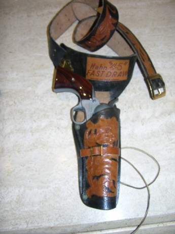  -¡AUTENTICA, GENUINA, PIEZA MUY PERO QUE MUY EXCEPCIONAL; LA PISTOLERA FLOREADA DE CROSMAN HIP-MATE DE 00