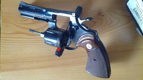Vendo Colt Python de 4 pulgadas en acabado Royal Blue y pavón al 98%.
Sobra decir que el calibre es .357 170