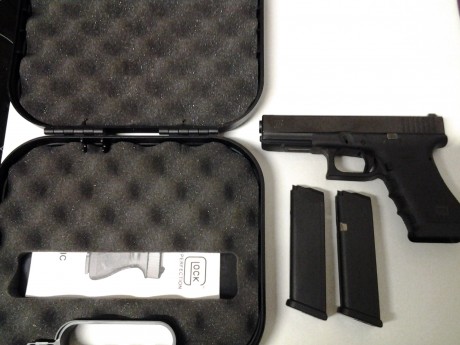 Vendo Glock17 3era generación, con estuche y dos cargadores, prácticamente nueva. el precio es 350 mas 02