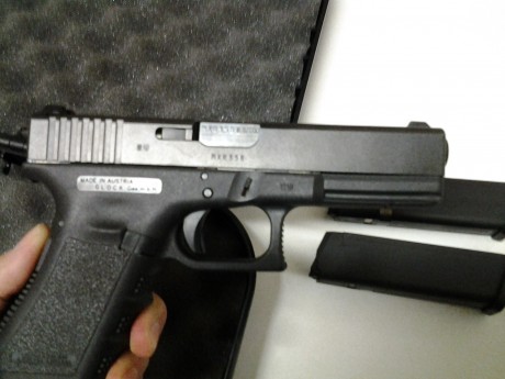Vendo Glock17 3era generación, con estuche y dos cargadores, prácticamente nueva. el precio es 350 mas 01