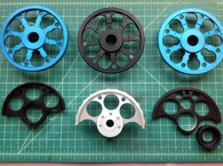 Hola,
Todo es nuevo a estrenar.
Consta de:
6 ruedas para visores con Paralelaje lateral, 5 son anodizadas.
6 01