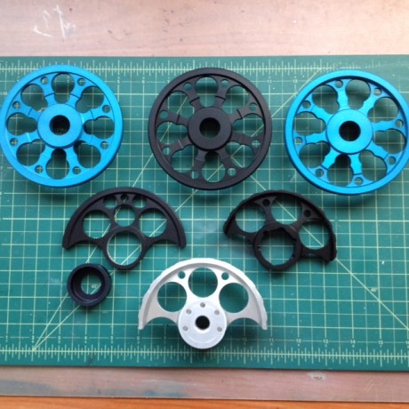 Hola,
Todo es nuevo a estrenar.
Consta de:
6 ruedas para visores con Paralelaje lateral, 5 son anodizadas.
6 00