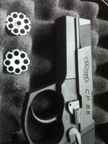 Pistola de UMAREX  modelo Walther CP88 de CO2 cal. 4,5.
Estado, solo probada. En su caja.
Con dos cargadores.
Llave 01